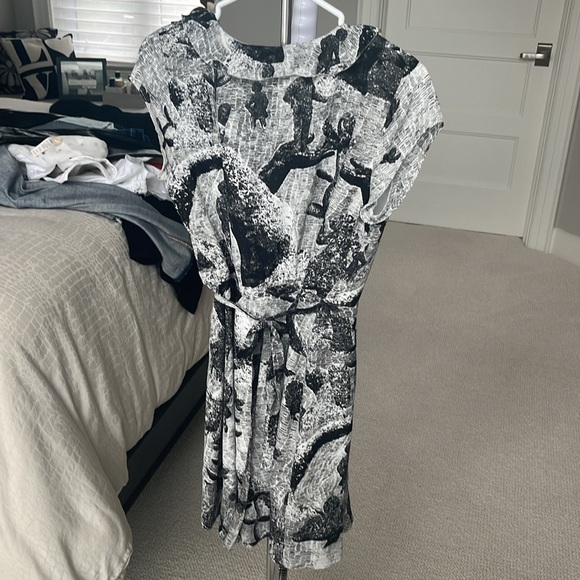 Aritzia wrap dress - Picture 3 of 5